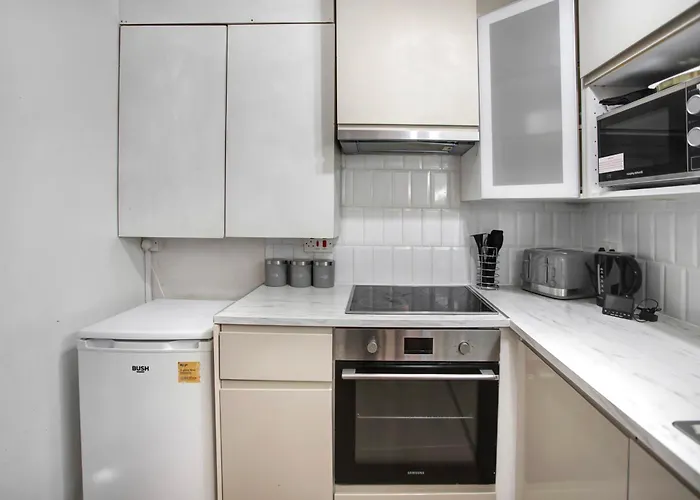 Cozy 3-Bed House Near Lcy & Excel Ideal For Groups & Families